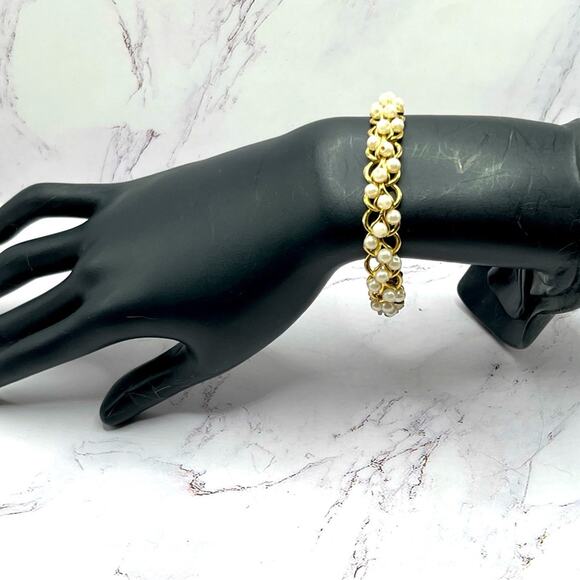 Vintage Richelieu gold tone, faux pearl chain bracelet with seashell clasp - Picture 7 of 8